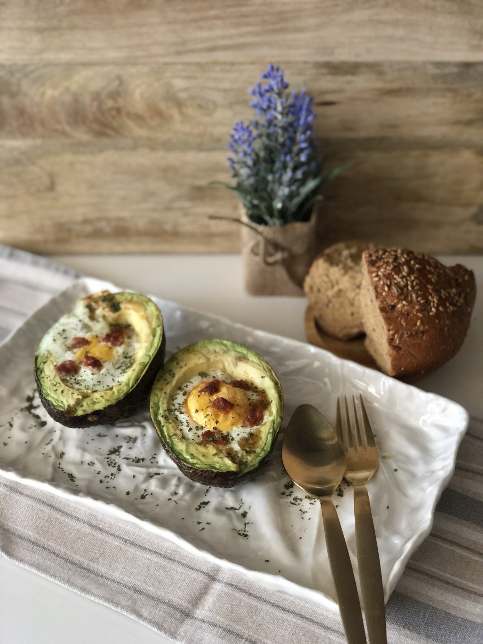 Gefüllte Avocado mit Ei und Schinken